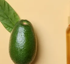 TOUS LES BIENFAITS DE L’HUILE D’AVOCAT SUR LES CHEVEUX