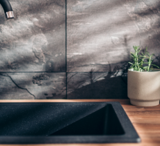 COMMENT NETTOYER ET PROTÉGER UN ÉVIER NOIR ? 