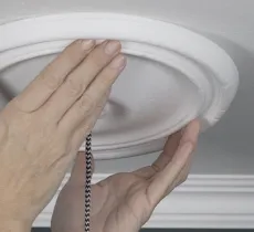 COMMENT ACCROCHER UNE LAMPE AU PLAFOND  SANS PERCER ? 