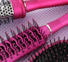 COMMENT NETTOYER SA BROSSE À CHEVEUX ? 