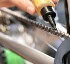 COMMENT ENLEVER UNE TACHE DE GRAISSE DE VÉLO ? 