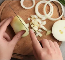 Comment enlever l’odeur d’oignon ou d’ail sur les doigts ?