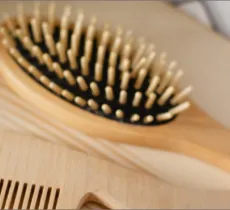 Comment nettoyer ses peignes et brosses à cheveux ? nos astuces !