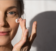 Comment prendre soin de sa peau mature après avoir pris le soleil ?