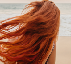 Comment rattraper les dégâts de l’été sur nos cheveux colorés ?