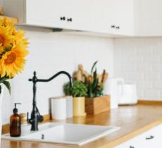 COMMENT FIXER UN MEUBLE SUSPENDU COMME UN(E) PRO ? 