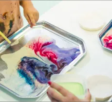 Comment enlever une tache de colorant alimentaire sur les mains ?