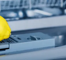 COMMENT LAVER ET DÉSODORISER SON LAVE-VAISSELLE ? 