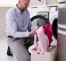 COMMENT ENLEVER UNE TACHE DE DÉCOLORATION SUR UN VÊTEMENT ? 