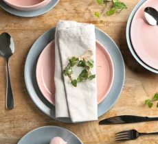 DIY déco de table : créer des ronds de serviette en lierre.