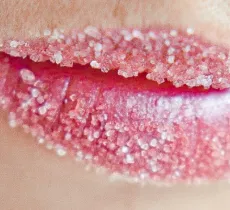 Comment faire un gommage lèvres : nos astuces et recettes maison !