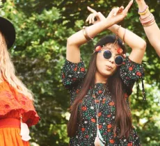 Comment adopter la mode des années 70 ?