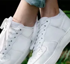 COMMENT LAVER DES BASKETS BLANCHES ? NOS ASTUCES ET 3 ÉTAPES ! 