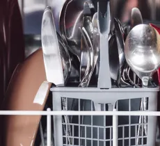 LAVE-VAISSELLE QUI SÈCHE MAL : NOS 5 RAISONS ET SOLUTIONS  