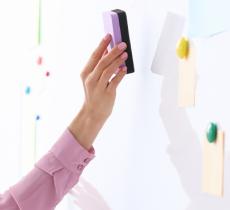 COMMENT NETTOYER UN TABLEAU BLANC ? 