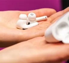 COMMENT NETTOYER DES ÉCOUTEURS SANS FIL ?  