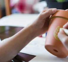 NOS ASTUCES POUR ENLEVER DES TACHES DE MARQUEURS INDÉLÉBILES