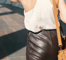 COMMENT LAVER UNE JUPE EN CUIR ? 