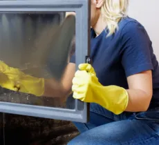COMMENT NETTOYER LA VITRE D’UNE CHEMINÉE ? 