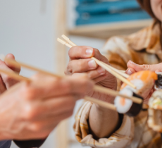COMMENT TENIR DES BAGUETTES POUR MANGER ? 