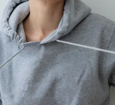 COMMENT REMETTRE EN PLACE LE CORDON D’UNE CAPUCHE ? 