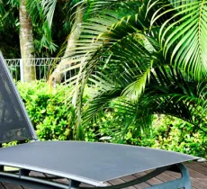 COMMENT NETTOYER UN TRANSAT OU UNE CHAISE DE JARDIN EN TEXTILÈNE, TOILE OU PLASTIQUE ? 