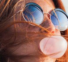 COMMENT ENLEVER DU CHEWING-GUM DANS SES CHEVEUX ? 