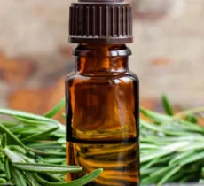 QUELS SONT LES BIENFAITS DE L'HUILE DE ROMARIN SUR LES CHEVEUX ?  