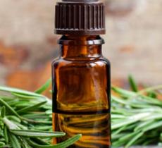 QUELS SONT LES BIENFAITS DE L'HUILE DE ROMARIN SUR LES CHEVEUX ?  