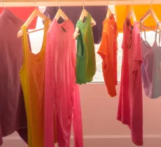 COMMENT LAVER, SÉCHER ET REPASSER SON LINGE POUR GARDER DES COULEURS ÉCLATANTES ? 