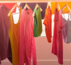 COMMENT LAVER, SÉCHER ET REPASSER SON LINGE POUR GARDER DES COULEURS ÉCLATANTES ? 