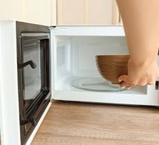 COMMENT NETTOYER SON FOUR MICRO-ONDES ?  