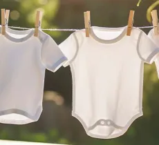 LAVER LE LINGE DE SON BÉBÉ : FOCUS SUR LES LESSIVES ET ADOUCISSANTS HYPOALLERGÉNIQUES 