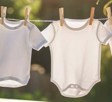 LAVER LE LINGE DE SON BÉBÉ : FOCUS SUR LES LESSIVES ET ADOUCISSANTS HYPOALLERGÉNIQUES 