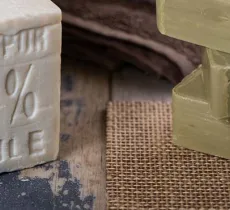 LES POUVOIRS ET UTILISATIONS INSOUPÇONNÉS DU SAVON DE MARSEILLE 