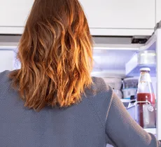 COMMENT ÉLIMINER LES MAUVAISES ODEURS DANS SON FRIGO ? 