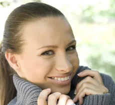 Comment se coiffer pour des cheveux effet plaqué ?