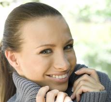 Comment se coiffer pour des cheveux effet plaqué ?
