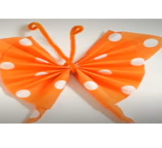 Comment plier une serviette de table en forme de papillon ?