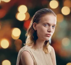 3 IDÉES DE COIFFURE EFFET PLAQUÉ POUR LES FÊTES