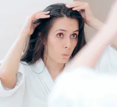 COMMENT CACHER SES CHEVEUX BLANCS ? ASTUCES OU COLORATION : TOUTES NOS SOLUTIONS ! 