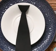 Comment plier une serviette de table en forme de cravate chic ?