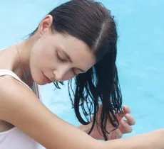 COMMENT PRENDRE SOIN DE SES CHEVEUX APRÈS LA PISCINE ? NOS 4 CONSEILS !