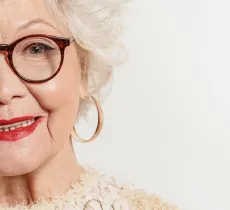 Comment mettre ses cheveux blancs en valeur ? nos conseils style !