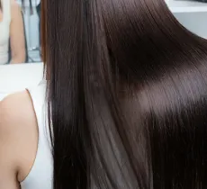 Cheveux crépus : faut-il opter pour un défrisage ou un lissage ?