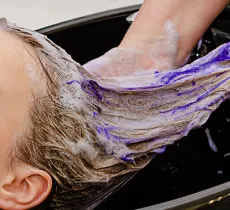 QUELLES DIFFÉRENCES ENTRE UN SHAMPOING BLEU ET UN SHAMPOING VIOLET ?  