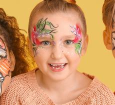 ENFANTS : RETIRER UN MAQUILLAGE OU UNE COIFFURE DE DÉGUISEMENT