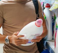 EN MACHINE OU À LA MAIN : COMMENT BIEN CHOISIR SA LESSIVE ?  