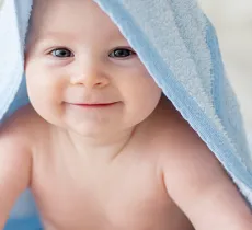 POURQUOI LA PEAU DE BÉBÉ EST-ELLE PLUS FRAGILE ? 