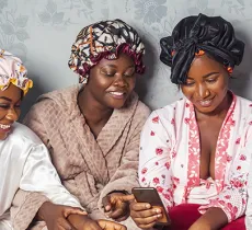 CHEVEUX : POURQUOI DORMIR AVEC UN BONNET DE NUIT EN SOIE ? 